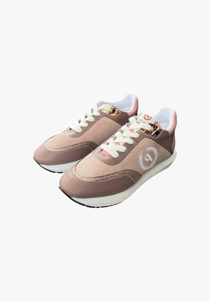 Scarpe sportive rosa e marroni realizzate in camoscio e pelle, con lacci bianchi, dettagli glitterati e un logo metallico sul lato.