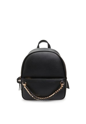 Mochila de piel sintética negra con forma redondeada, que presenta un acento de cadena dorada en el bolsillo frontal y un asa superior para llevar.