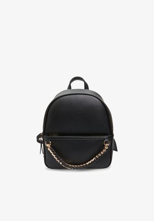 Zaino in finta pelle nera con forma arrotondata, dotato di un accento in catena dorata sulla tasca anteriore e di una maniglia superiore per il trasporto.