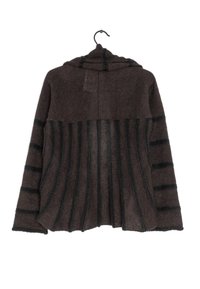 Brun stickad tröja med randigt mönster, har en huva och öppen framsida, strukturerad tyg och en lös, draperad passform.