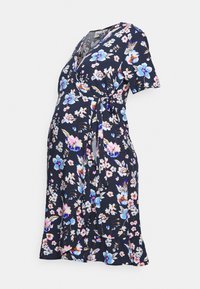 Blomstret omslagskjole i mørk marineblå med korte ærmer, bindebånd i taljen og en udvidet nederdel med pink og blå blomsterprint.