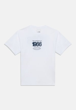 Biały t-shirt z krótkim rękawem z nadrukiem ""THE NORTH FACE 1966 EST. BERKELEY CALIFORNIA"" w ciemnoniebieskim kolorze na środku przodu.