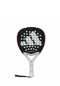 Zwarte padelracket met witte perforaties en logo, rode accenten en een gestructureerde grip. Het beschikt over een robuuste constructie en een verlengde kopvorm.