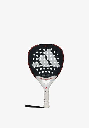 Zwarte padelracket met witte perforaties en logo, rode accenten en een gestructureerde grip. Het beschikt over een robuuste constructie en een verlengde kopvorm.
