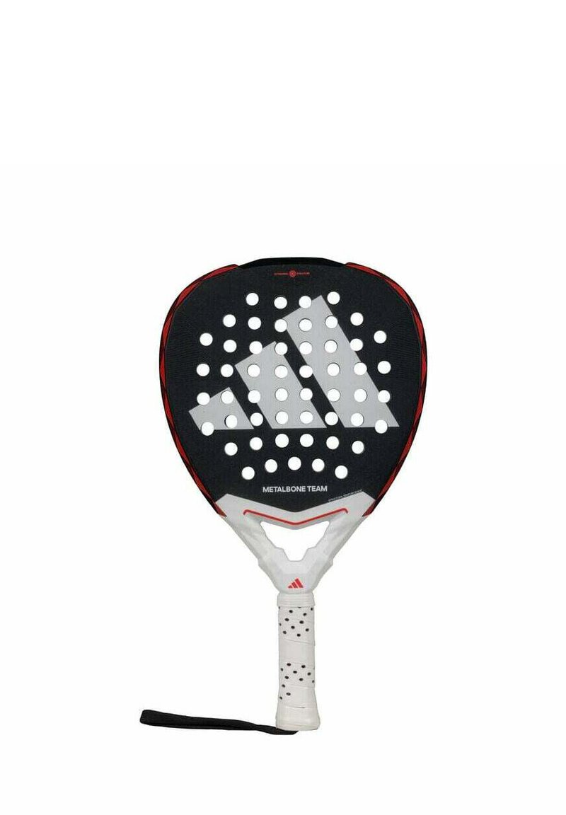Zwarte padelracket met witte perforaties en logo, rode accenten en een gestructureerde grip. Het beschikt over een robuuste constructie en een verlengde kopvorm.