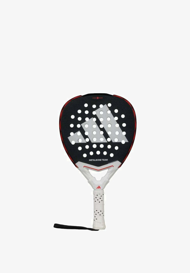 Zwarte padelracket met witte perforaties en logo, rode accenten en een gestructureerde grip. Het beschikt over een robuuste constructie en een verlengde kopvorm.