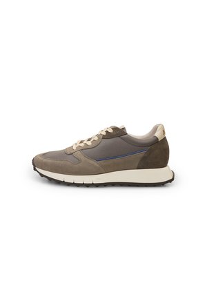Zapatillas de ante marrón con paneles de malla, cordones beige y suela de goma texturizada. Presenta una línea de acento azul a lo largo del costado.