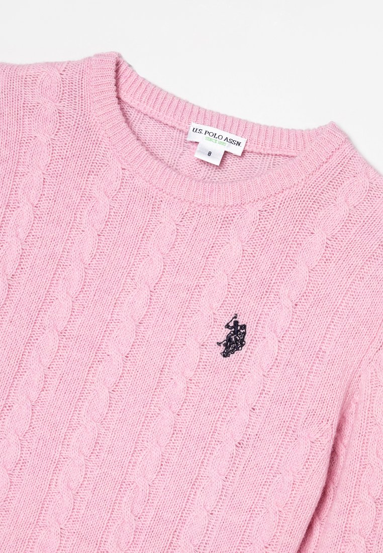Różowy sweter dziany z warkoczowym wzorem, okrągłym dekoltem i haftowanym czarnym logo na klatce piersiowej. Miękka tekstura i luźny krój.