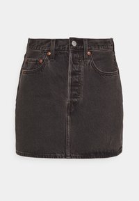 Mini-jupe en denim noir taille haute avec bouton sur le devant, passants de ceinture et deux poches avant avec rivets en cuivre sur fond uni.