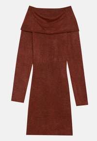 Röd off-shoulder klänning med långa ärmar, tillverkad av strukturerad tyg, med en draperad halsringning och en figurnära siluett.