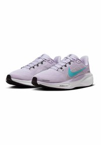 Zapatillas deportivas de color púrpura claro con una parte superior de malla transpirable, acentos en negro, logotipo en turquesa, suela intermedia blanca gruesa y suela exterior texturada en negro.