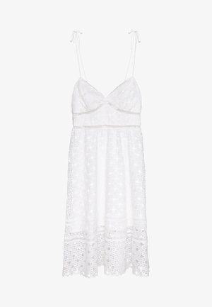 Weißes ärmelloses Sommerkleid mit Bindeträgern, V-Ausschnitt, taillierter Passform und floraler Spitzenüberlagerung bis zur Mitte der Wade.