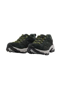Scarpe da trekking in suede verde con accenti neri, suole in gomma testurizzata e lacci gialli. Presentano colli imbottiti e un design resistente.