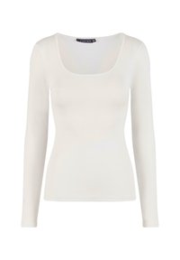 Dlouhý rukáv, přiléhavý top z jemné bílé tkaniny. Má široký čtvercový výstřih a hladkou, elastickou texturu. Žádné viditelné vzory ani akcenty.