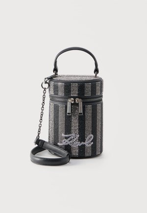 Κυλινδρικό μαύρο χέρισα με ασημένιες καρφίτσες, διπλό φερμουάρ, επάνω λαβή, αποσπώμενο αλυσίδα λουράκι και λογότυπο "Karl" από ριντόν.