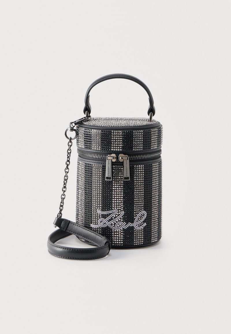 Κυλινδρικό μαύρο χέρισα με ασημένιες καρφίτσες, διπλό φερμουάρ, επάνω λαβή, αποσπώμενο αλυσίδα λουράκι και λογότυπο "Karl" από ριντόν.