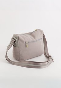 Grau Stoff Crossbody-Tasche mit einer vorderen Reißverschlusstasche, verstellbarem Gurt und kontrastierenden grauen Akzenten. Glatte Textur, rechteckige Form.