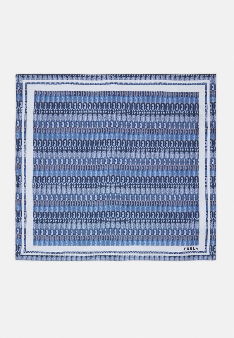 Foulard carré bleu et blanc à motif répétitif de petites arches et bordure blanche avec le mot Furla dans un coin.