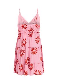 Roze mouwloze jurk met verstelbare bandjes, gelaagde rok en rode bloemenpatronen over het geheel.