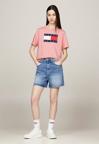 Tommy Jeans FLAG TEE - Camiseta estampada - ballet pink