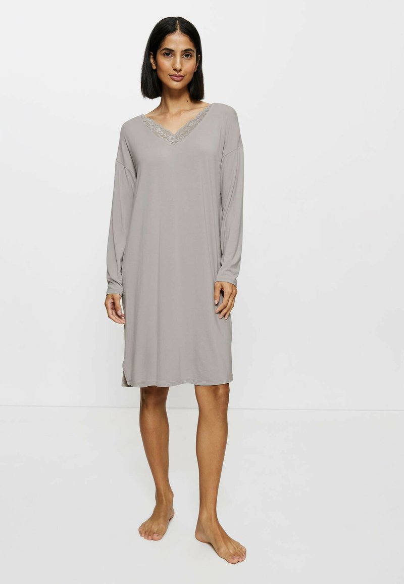 Camisón gris claro con mangas largas, escote en V con detalle de encaje, textura suave, hasta la rodilla y con aberturas laterales para mayor comodidad al moverse.