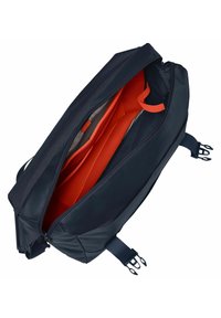 Navyblauwe rugzak met een oranje interieur, voorzien van een grote ritssluiting, mesh zakken en verstelbare schouderbanden. Gladde textuur, duurzaam materiaal.