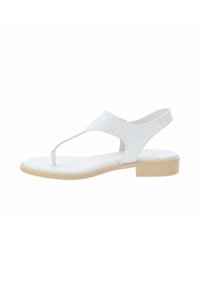 Sandal bianco con un design a fascia, dotata di un tacco basso a blocco. Materiale liscio, texture perforata sulla soletta, stile minimalista.