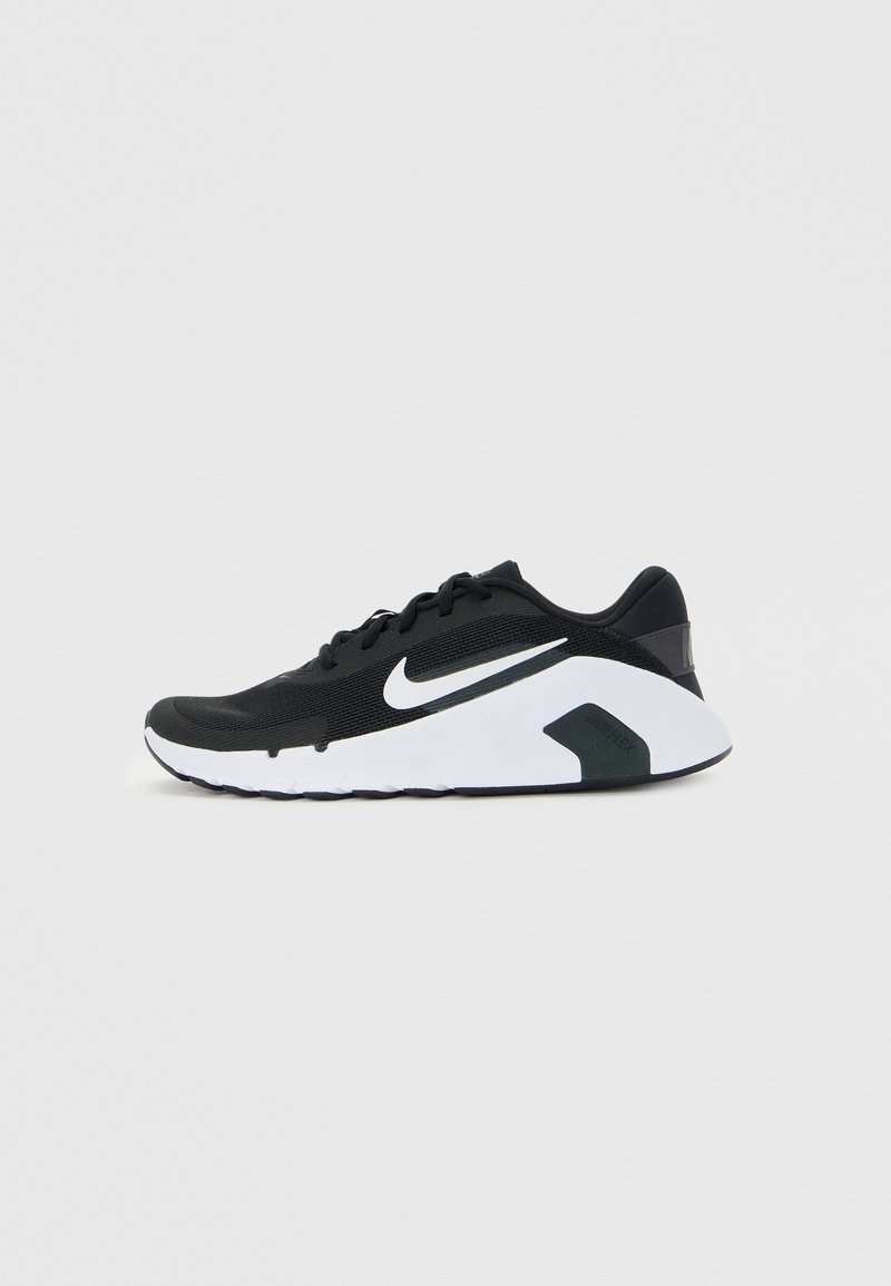 Czarno-biała biegowa tenisówka Nike z białym logo swoosh, zapinana na sznurówki, z amortyzowaną podeszwą, pokazana z boku na jednolitym tle.