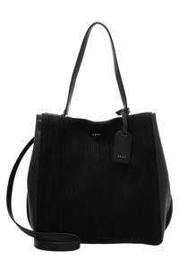 Černá kabelka DKNY s vertikálním žebrovaným vzorem, strukturovaným tvarem, dvojitými uchy a odnímatelným ramenním popruhem, opatřená štítkem s logem.