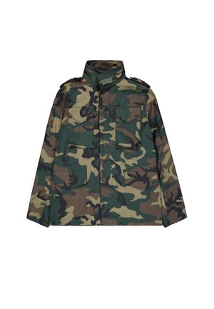 Chaqueta de estilo militar para hombre con patrón de camuflaje en verde, marrón y negro, que presenta cuatro bolsillos frontales con solapa y un cuello alto con cremallera y cinta.