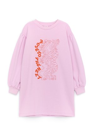 Liliowa sukienka z długim rękawem z marszczonymi mankietami, z abstrakcyjnym czerwonym wzorem przypominającym koral i falistym czerwonym tekstem ułożonym pionowo z przodu.