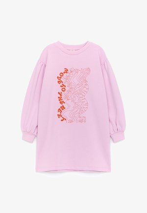 Vestido lila de manga larga con puños fruncidos, con diseño abstracto rojo similar al coral y texto rojo ondulado alineado verticalmente en la parte delantera.