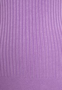 Tissu tricoté violet côtelé avec des bandes verticales, présentant une texture douce et une coupe ajustée, adapté à divers articles d'habillement.