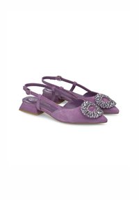 Paarse suède slingback schoenen met een spitse neus, lage blokhak en decoratieve kristallen versiering op de bovenkant.