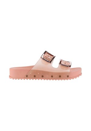 Sandalo rosa tipo slide con due cinturini traslucidi e fibbie metalliche in oro rosa, dotato di suola testurizzata e suola esterna rigata per una migliore aderenza.