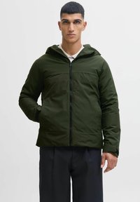 Giacca isolante verde scuro con cappuccio, zip frontale e due tasche laterali. Presenta una texture liscia e un design leggermente imbottito.