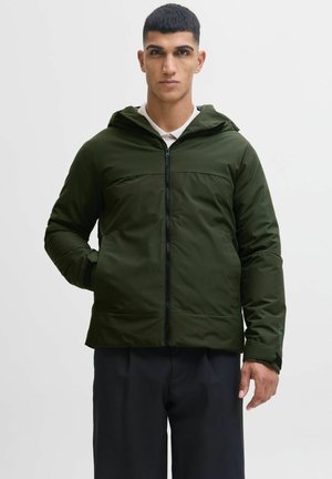 Veste isolante vert foncé avec capuche, fermeture éclair à l'avant et deux poches latérales. Présente une texture lisse et un design légèrement rembourré.