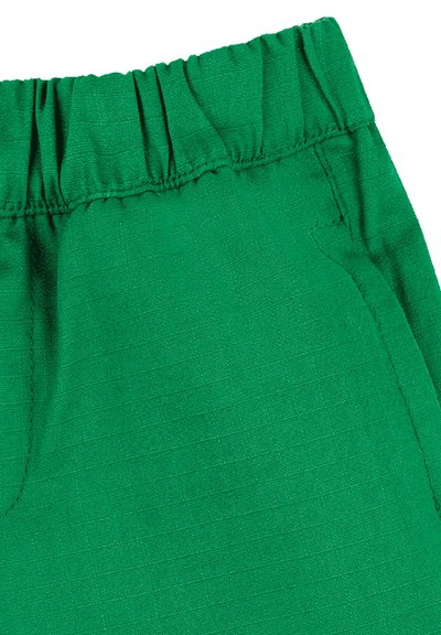 Pantaloni verdi con vita elastica realizzati in tessuto testurizzato, caratterizzati da una superficie liscia e uniforme e dettagli con tasche laterali.