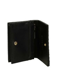 Portafoglio in pelle nera con chiusura a scatto, più slot per carte e una tasca con cerniera per le monete. Tessuto liscio con dettagli di cucitura visibili.