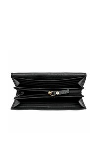 Billetera de cuero negro con un acabado texturizado, múltiples ranuras para tarjetas, dos compartimentos con cremallera y acentos en tono dorado.