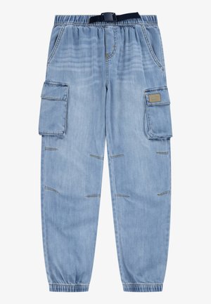 Pantalons cargo en denim bleu clair avec une taille élastique, une ceinture réglable, deux poches latérales et deux grandes poches cargo sur les cuisses.