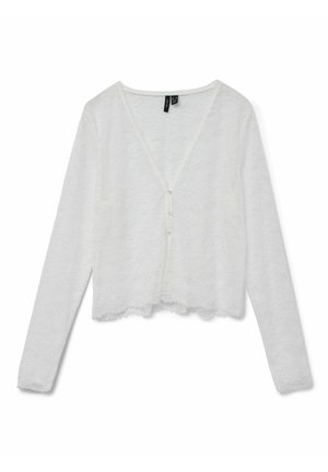 Valge pitsiline lühike kardigan, millel on V-kaelus, pikad varrukad ja kolm nööpi ees. Vaatamata servade lainelisusele lisab see detaili.