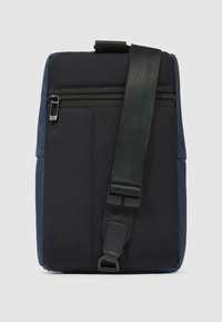 Bolso mensajero azul marino con un panel negro texturizado, cierre con cremallera y una correa negra ajustable para llevar.