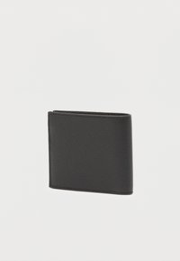 Zwarte leren portemonnee met een gestructureerde afwerking, bi-fold ontwerp en zichtbare stiksels langs de randen. Eenvoudige en compacte vorm.