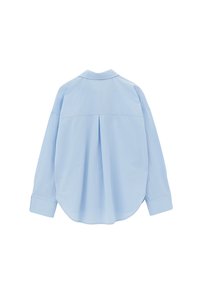 Lichtblauw shirt met lange mouwen, achterplooi, afgeronde zoom en met knopen afgewerkte manchetten, plat liggend gezien van achteren tegen een witte achtergrond.