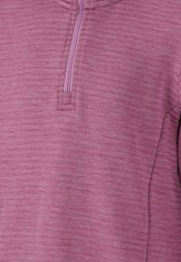 Pullover rosa con chiusura a mezza zip, caratterizzato da un motivo in tessuto testurizzato e materiale leggero, ideale per un look casual.