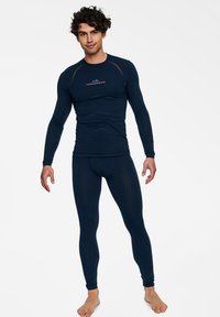 Granatowy zestaw termoaktywny składający się z długich rękawów i legginsów, wykonany z materiału odprowadzającego wilgoć, z subtelnymi teksturowanymi liniami oraz logo.