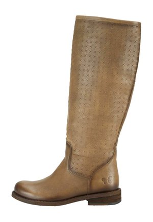 Høj brun læderstøvle med lav stablet hæl, lille sommerfuglepræg nær hælen og syet korsmønster på skaftet.