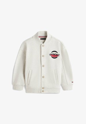 Hellgraue Collegejacke zum zuknöpfen mit geripptem Kragen und Bündchen, Tommy Hilfiger Logo-Patch auf der Brust und am Ärmel.