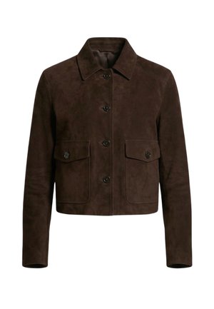 Mørkebrun ruskindsjakke med spids krave, knaplukning foran, lange ærmer og to forlommer med klapper og knapper.